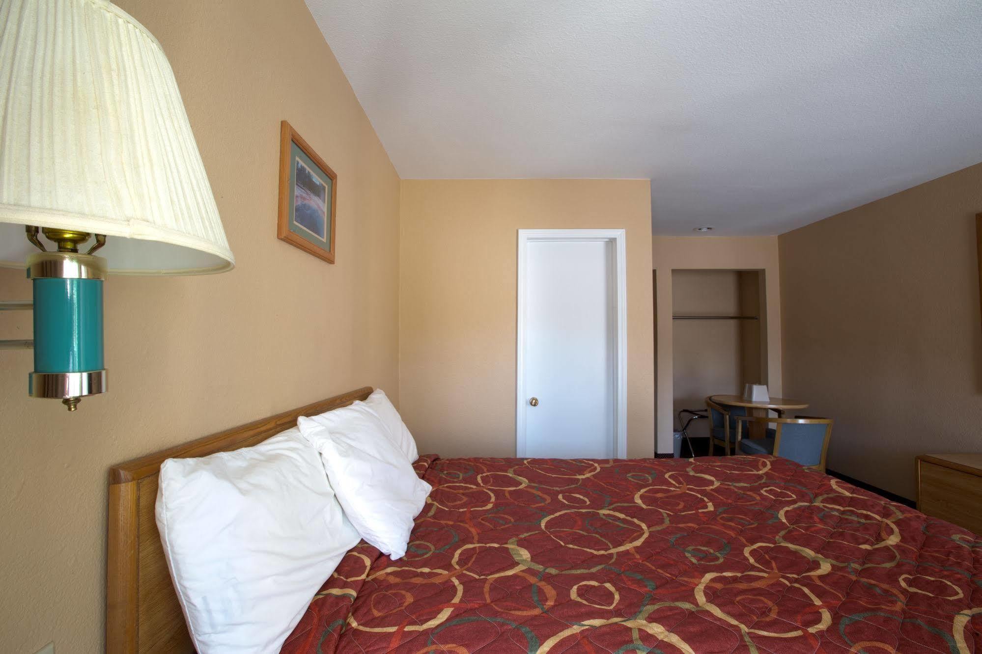 Shasta Pines Motel & Suites Burney Exterior photo
